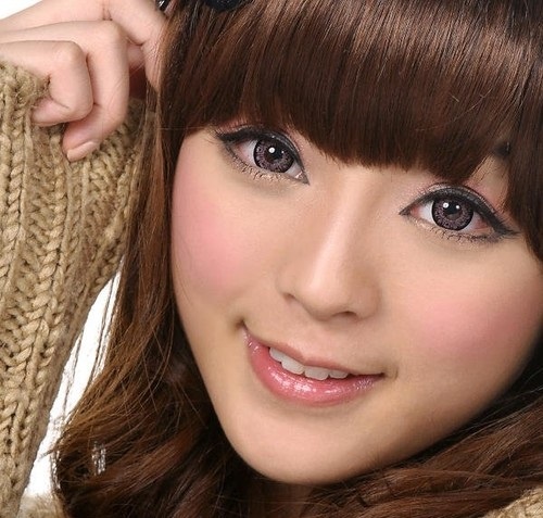 4. Son bóng: Teen girl Nhật thích vẻ cute, nhí nhảnh nên khó thiếu thỏi son bóng trong bộ sưu tập đồ trang điểm. Khi kết hợp với cách trang điểm mắt long lanh, má hồng hào, đôi môi hồng nhẹ, căng bóng giúp gương mặt của các cô gái trông trẻ trung hơn hẳn so với tuổi