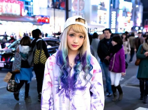 5. Tóc màu mè: Phong cách độc đáo, táo bạo là một trong những tiêu chí để nhận diện fashionista Nhật Bản. Họ không ngại thử nghiệm những kiểu nhuộm màu chói lóa hay độc đáo nhất như hồng, xanh, hay nhuộm ombre, highlight…