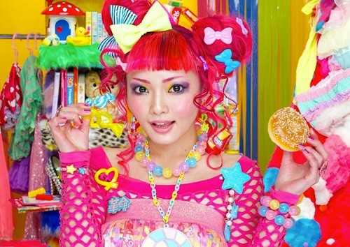 6. Phụ kiện cute: Để có vẻ ngoài dễ thương như búp bê, con gái xứ Phù tang không thể thiếu các kiểu phụ kiện xinh yêu như bờm nơ, kẹp tóc, hoa tai, vòng tay… Đây gọi là phong cách fairy key hay gyaru, càng nhiều món đồ càng chứng tỏ mức độ cute của họ.