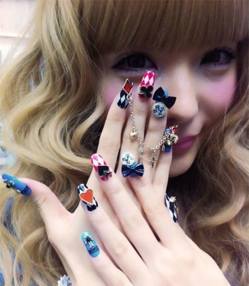 7. Móng tay đính cầu kỳ: Một bộ móng càng cầu kỳ, điệu đà được teen girl Nhật đánh giá là đẹp. Họ tin rằng một bộ móng sặc sỡ với các họa tiết 3D, đính đá, kim sa…sẽ thu hút các chàng trai đến với họ hơn dù phải chịu đựng sự vướng víu, khó chịu.