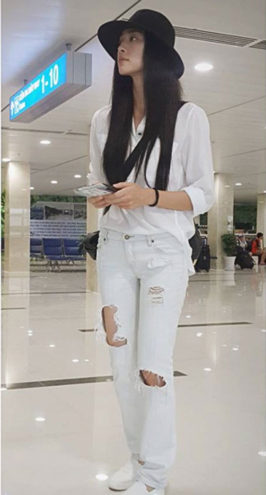 3. Diện quần jeans rộng Kiểu quần thùng thình mặc dù đang là mốt nhưng bạn cũng chỉ nên thỉnh thoảng sử dụng, không nên quá làm dụng các kiểu trang phục nuốt vóc dáng và khiến bạn như đang mặc quần của mẹ.