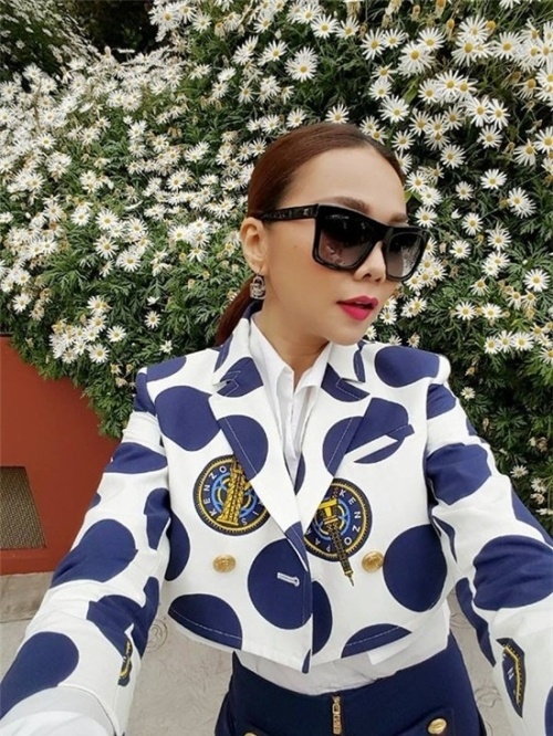 4. Kính oversized Cặp kính dày có xu hướng phóng đại nếp nhăn xung quanh mặt. Nên chọn các kiểu kính thiết kế mỏng hơn, đồng thời lưu ý chọn kính đúng với tỉ lệ khuôn mặt.