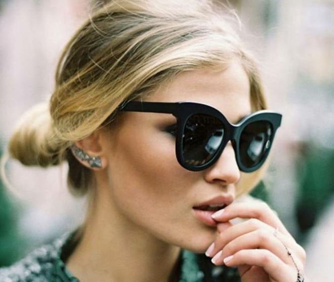 1. Tóc búi thấp: Đây là kiểu tóc không còn quá xa lạ đối với các quý cô công sở. Điểm khác biệt chính là việc dùng serum dưỡng tóc để tạo độ bóng cũng như tạo hiệu ứng tóc ướt.