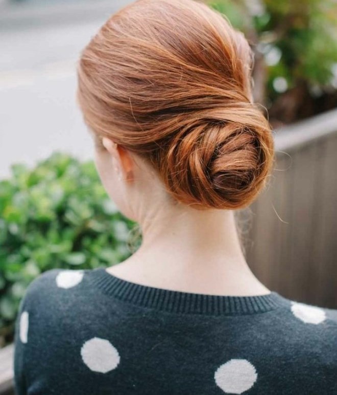 Kiểu tóc búi gọn gàng này rất linh động vì chỉ cần tháo tóc và dùng tay rũ nhẹ là bạn đã có một mái tóc xoăn gợn sóng.
