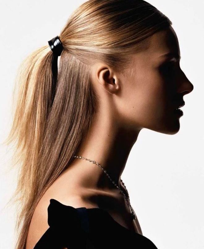 3. Tóc thẳng buộc nửa:Kiểu tóc đuôi ngựa buộc nửa với toàn bộ phần tóc được chải thẳng ra phía sau giúp bạn nổi bật và đẳng cấp hơn.