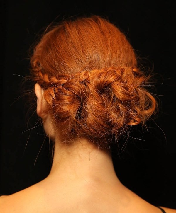 4. Tóc tết búi thấp: Với kiểu tóc này, bạn chỉ cần tết toàn bộ phần đuôi tóc, sau đó dùng ghim và chun buộc để búi chặt lại.