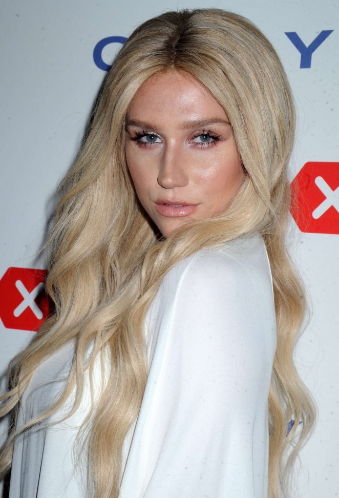 Kesha: Cô ca sĩ thậm chí đã uống nước tiểu của mình trong bộ phim tài liệu của MTV, điều đó phần nào lý giải hơi thở kém thơm tho của cô ấy.