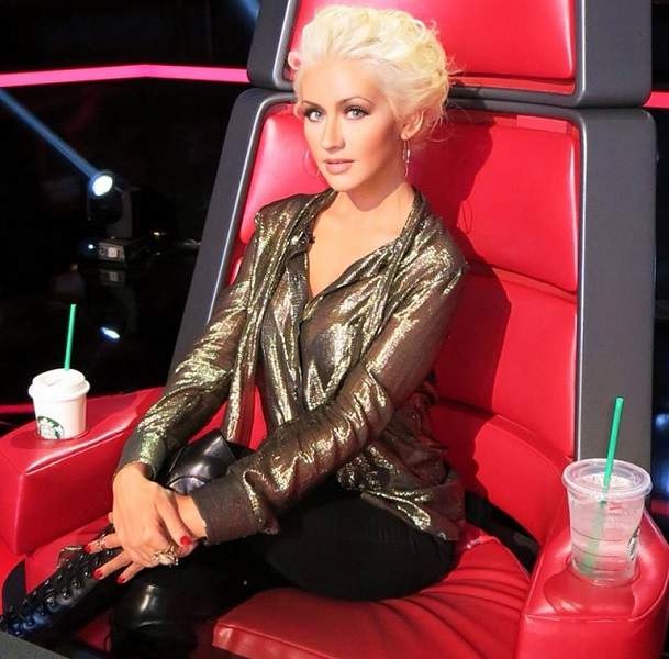 Christina Aguilera: Ca sĩ  Hannah Hooper từng tiết lộ rằng người bạn của Christina thường xuyên kêu ca về mùi cơ thể giống như mùi hot dog của nữ ca sĩ tóc vàng. Mặc dù ai cũng ăn được hot dog nhưng nếu mùi đó bốc ra từ một người thì thật là khó chịu.