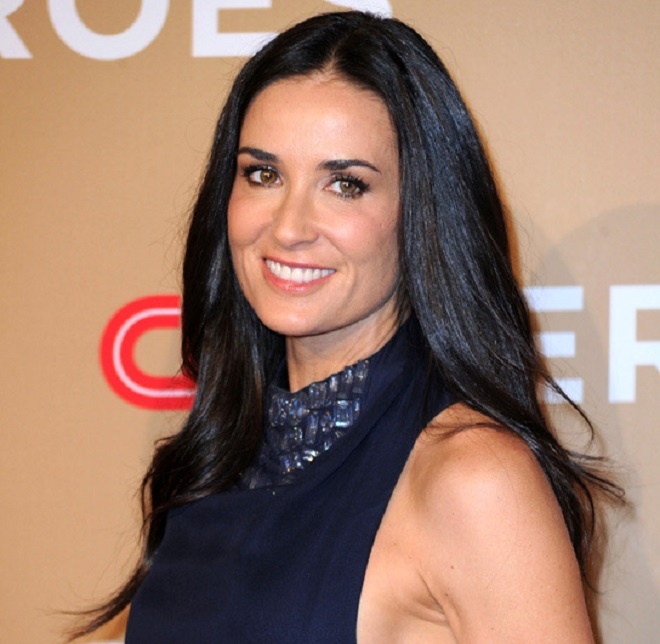 Demi Moore sử dụng chế độ ăn kiêng Master Cleanse với khẩu phần ăn bao gồm các đồ uống như nước chanh và ớt đỏ để tăng cường thể lực và giữ dáng thanh xuân. Nữ diễn viên chia sẻ cô không bao giờ bỏ qua bước tẩy trang và dưỡng da vào mỗi tối trước khi đi ngủ.