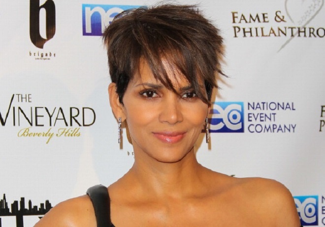 Các loại nước rửa mặt chứa nhiều dưỡng chất từ axit của hoa quả được Halle Berry tin dùng để tẩy da chết thường xuyên. Bên cạnh đó, tinh chất vitamin C tự nhiên cũng được cô nàng tin dùng để thoa lên gương mặt mỗi ngày để dưỡng ẩm.