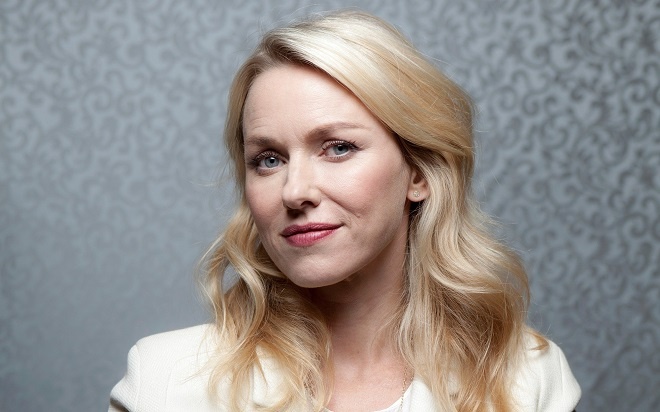 Naomi Watts dành thời gian 6-8 tuần/lần để chăm sóc đặc biệt cho gương mặt. Uống nhiều nước cũng là giải pháp cô lựa chọn để cải thiện và bảo vệ da khỏi lão hóa. Naomi cũng không nhuộm tóc để chúng được đẹp tự nhiên và luôn chắc khỏe.