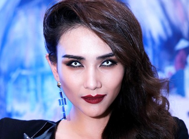 Sao va nhung kieu trang diem mat 'doa ma' nguoi doi dien hinh anh