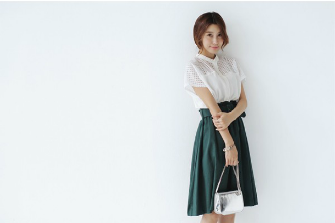 1. Áo trắng: Những chiếc áo màu trắng được xem là trang phục quá đỗi quen thuộc với cô nàng công sở bởi nó không chỉ dễ phối đồ mà còn ứng dụng được trong rất nhiều hoàn cảnh. 