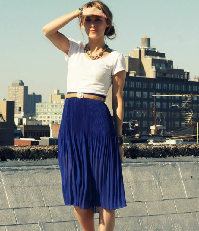 Từ sơ mi, áo phông đến áo crop-top trắng, bạn đều có thể mix với chân váy hay quần jeans. 