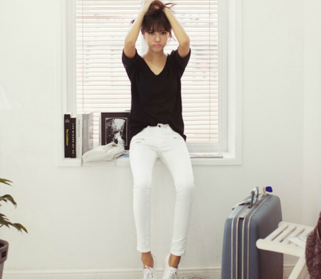 Bộ đôi đen trắng giản dị nhưng sành điệu, tạo cho các cô gái nét lịch sự, chuyên nghiệp.