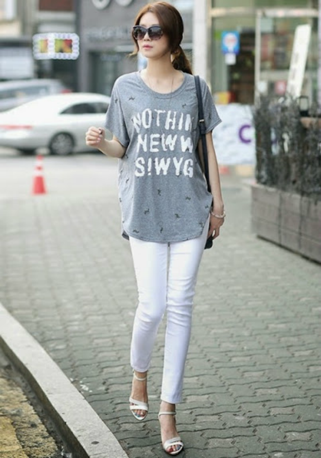 Áo phom rộng thoải mái, đủ trang nhã khi diện cùng quần trắng là gợi ý thú vị để thay đổi phong cách trẻ trung hơn.