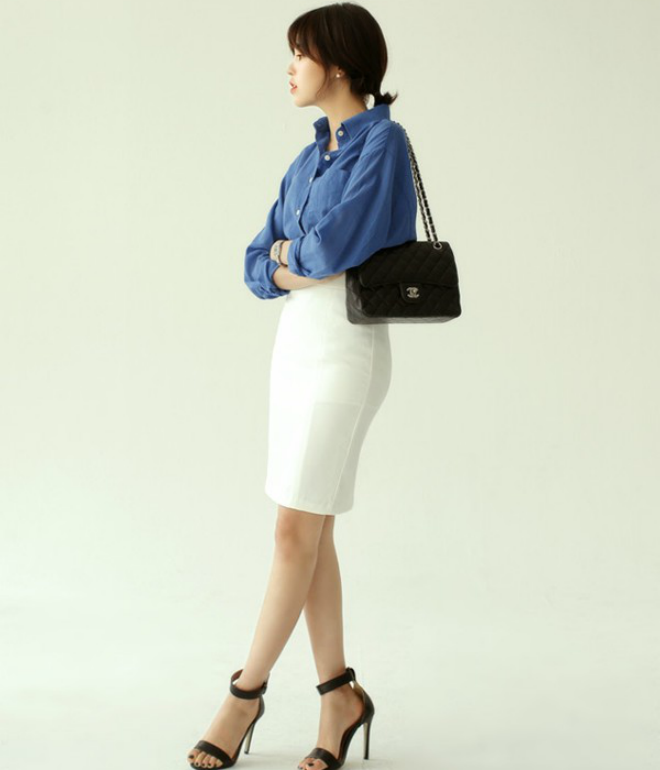 3. Váy trắng: Chân váy trắng có thể mang đến cho cô nàng công sở vẻ đẹp đầy nữ tính và dịu dàng với nhiều kiểu dáng từ chân váy xòe, chân váy xếp ly, chân váy midi đến chân váy bút chì. 