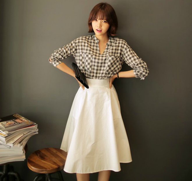 Mix đồ với kiểu chân váy này cũng không hề khó, bạn nên mix chân váy trắng với một chiếc áo họa tiết hay màu sắc bắt mắt. Khi mặc chân váy bút chì trắng, bạn nên tránh mặc nội y có màu sắc sặc sỡ.