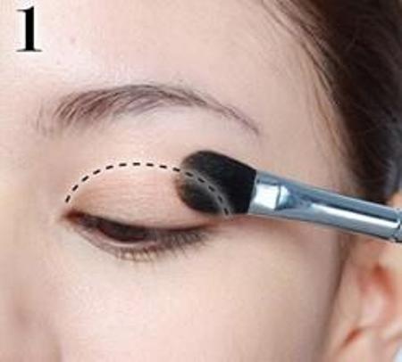 Bước 1: Để cho đôi mắt của bạn thêm phần gợi cảm và quyến rũ hãy dùng phấn màu nhũ ngọc trai nâu để cho đôi mắt được mịn màng và kết hợp với một đường kẻ viền mắt màu đen nhé.