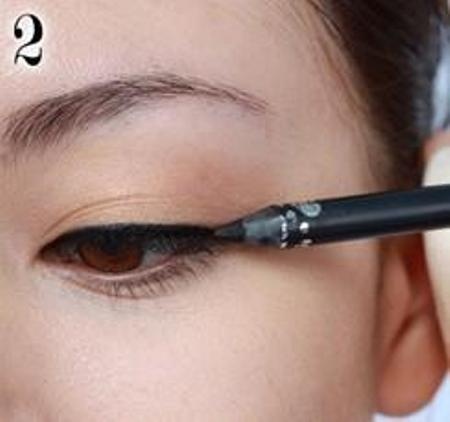Bước 2: Sử dụng chì đen và kẻ viền mắt từ đầu phần mắt cho đến đuôi mắt nhé