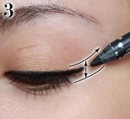 Bước 3: Vẽ viền mắt thuận theo đường viền mắt tự nhiên khi bạn nhìn cụp xuống, chỗ góc mắt ngoài và đường mắt dưới cần mạnh dạn tăng độ to của đường kẻ mắt. Mấu chốt là phần đuôi mắt kéo lên 2mm để tạo độ cong, kết thúc ở điểm cắt với đường viền mắt dưới kéo lên, đó chính là độ dài đuôi mắt đẹp nhất.