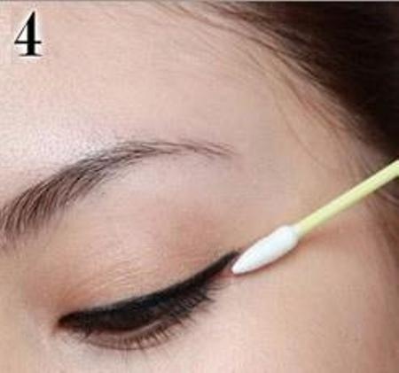 Bước 4: Sử dụng tăm bông men theo chân mi chấm thuận xuống dưới, sẽ giúp đường kẻ viền mắt bám chắc hơn.