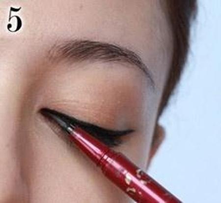Bước 5: Dùng bút kẻ mắt nước và kẻ đều ở phần lông mi và đuôi mắt theo cách vẽ ở Bước 4