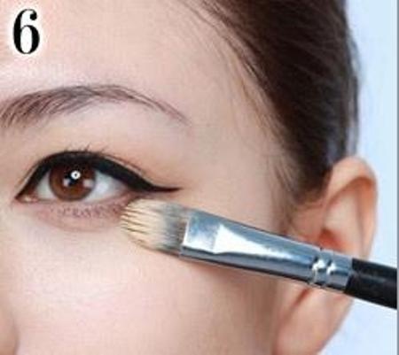 Bước 6: Sử dụng phấn nền vào phần xung quanh mắt để che đi các khuyết điểm xung quanh mắt.