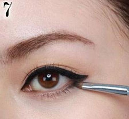 Bước 7: Dùng cọ góc nghiêng chấm bóng mắt màu đậm vẽ đường mắt dưới.