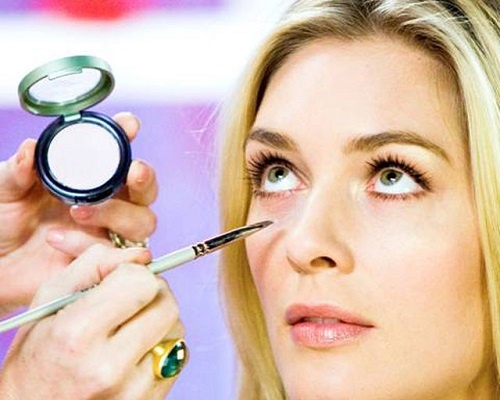 Bạn cần kiểm tra hạn sử dụng và những bất thường của các sản phẩm trang điểm để bảo vệ