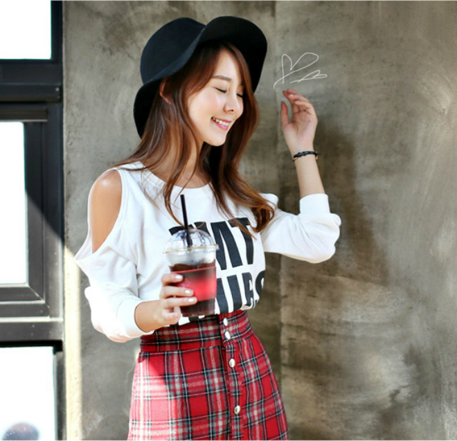 Kiểu áo khoét vai khá dễ để bạn mix đồ. Bạn có thể thỏa sức sáng tạo khi kết hợp với quần shorts khỏe khoắn, quần jeans cá tính hay cả những chân váy điệu đà.