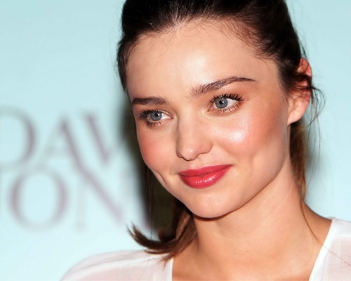 Miranda Kerr rất thích trang điểm và nhờ thế trông cô lúc nào cũng tươi trẻ và tươi mới. Cách trang điểm Miranda ưa thích đó là mắt khói, đôi môi mọng đỏ và đôi má ửng hồng. Người đẹp chăm chút cho đôi mắt nhưng đôi lông mày mượt mà lại được để rất tự nhiên. Đều này tạo cho siêu mẫu sự dịu dàng nhưng cũng hoang dã.