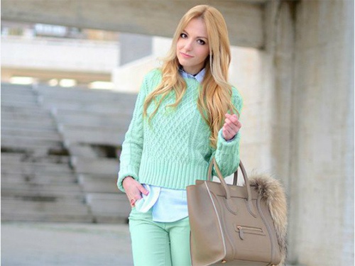 Chon tui xach phu hop mau sac trang phuc hinh anh