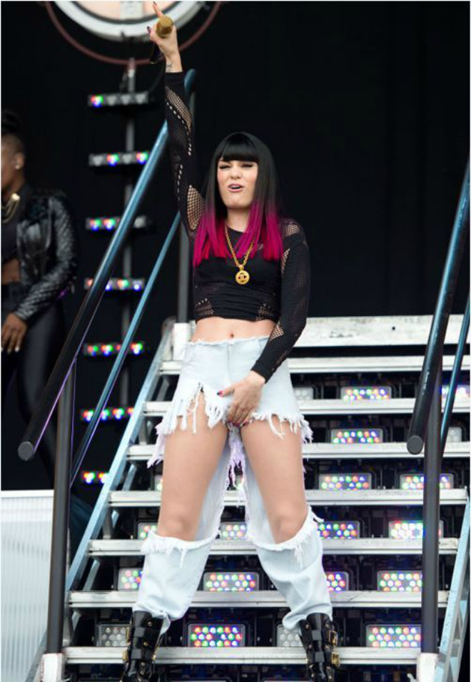 Jessi J hẳn khiến không ít người sững sờ với chiếc quần dài không dài, không ngắn của mình.