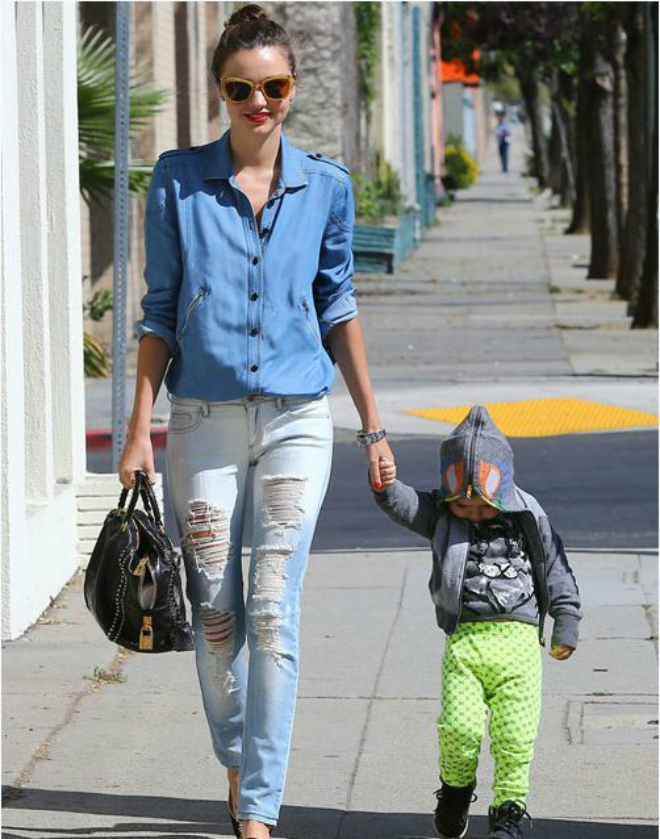 Phối hợp jeans với sơ mi denim như Miranda Kerr cũng là một cách để chứng tỏ sự sành điệu của bạn.