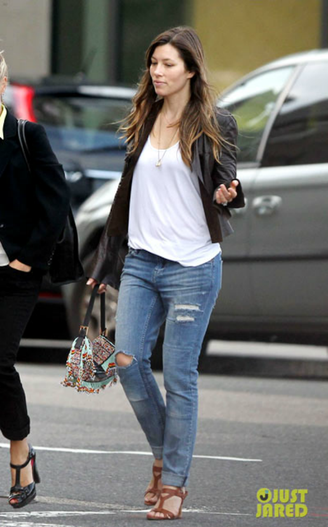 Diễn viên Jessica Biel cũng yêu thích quần jeans rách và mix với áo thun nhét vạt, áo khoác da cùng sandal đế xuồng.