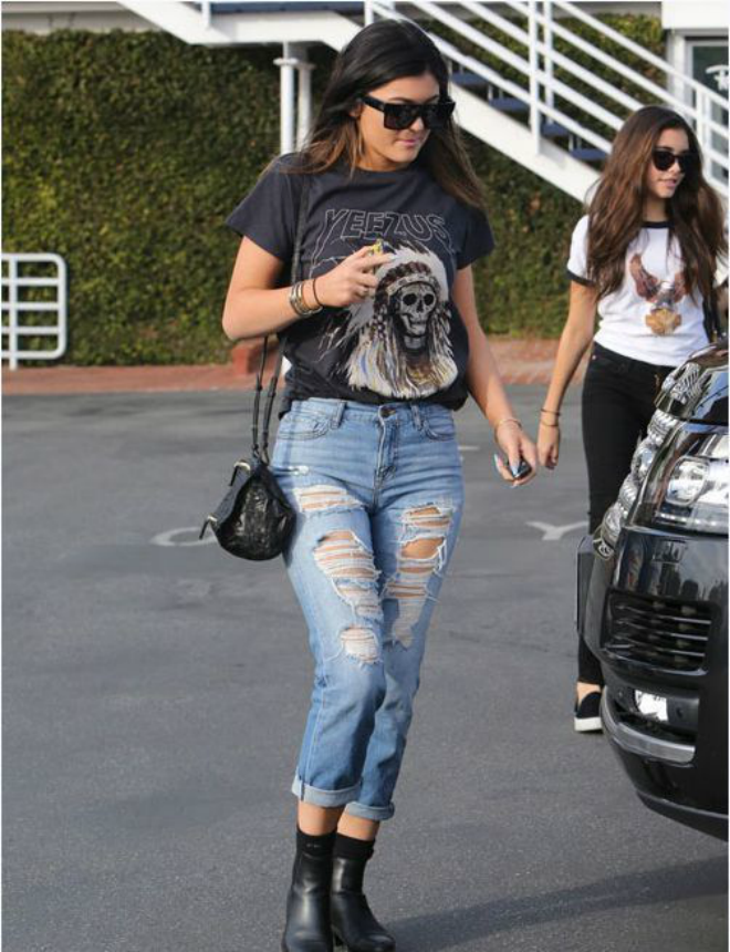 Diễn viên Jessica Biel cũng yêu thích quần jeans rách và mix với áo thun nhét vạt, áo khoác da cùng sandal đế xuồng.