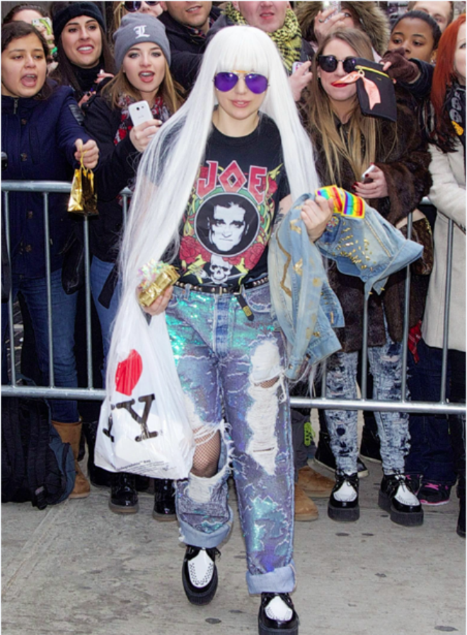 Diễn viên Jessica Biel cũng yêu thích quần jeans rách và mix với áo thun nhét vạt, áo khoác da cùng sandal đế xuồng.