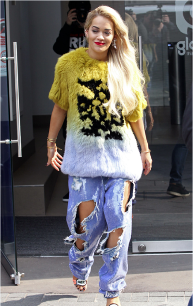 Diễn viên Jessica Biel cũng yêu thích quần jeans rách và mix với áo thun nhét vạt, áo khoác da cùng sandal đế xuồng.