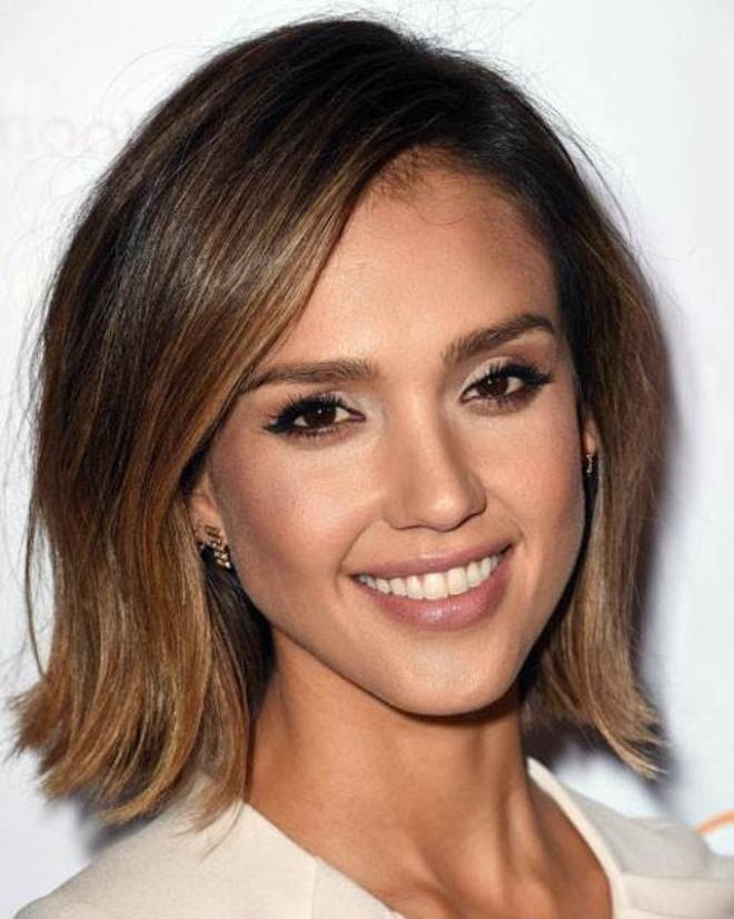 Jessica Alba thay mái tóc dài bằng kiểu tóc lob hơi vểnh ra ngoài, vừa trẻ trung, vừa quyến rũ và thời thượng.