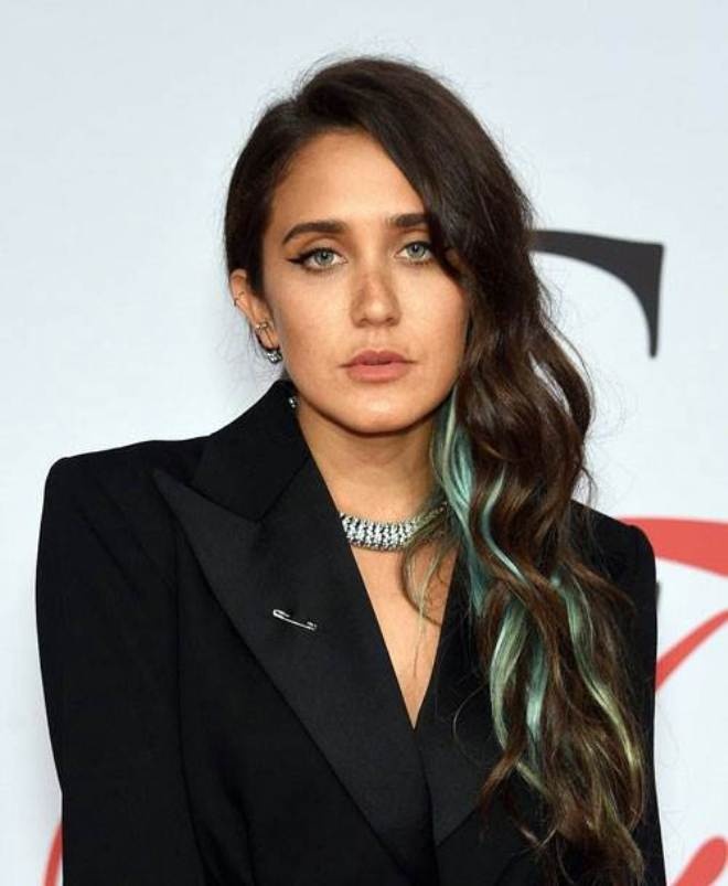 Jesse Jo Stark chọn tóc lệch vai nhuộm highlight vài lọn.