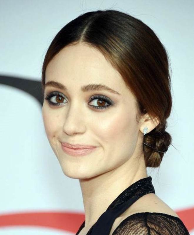 Kiểu tóc búi thấp như Emmy Rossum luôn mang lại vẻ quyến rũ, sang trọng.