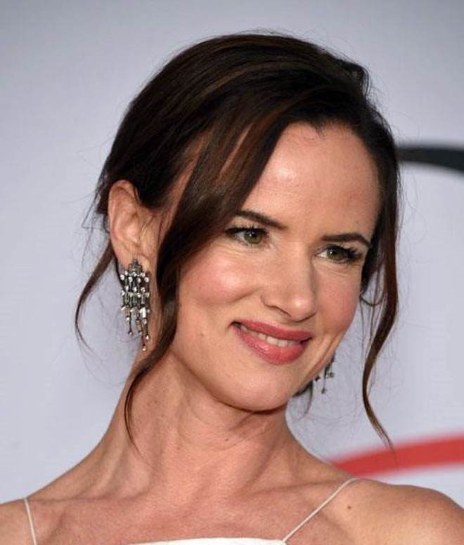 Bạn có thể thả vài lọn tóc phía trước mặt cho thêm phần gợi cảm như Juliette Lewis.
