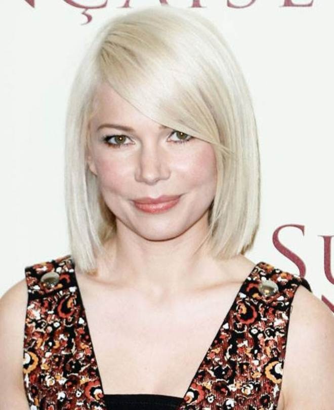 Michelle Williams đi đầu mốt tóc trắng năm nay, vừa tạo cảm giác mát mẻ cho mùa hè, vừa thời trang và giúp cô năng động hơn.
