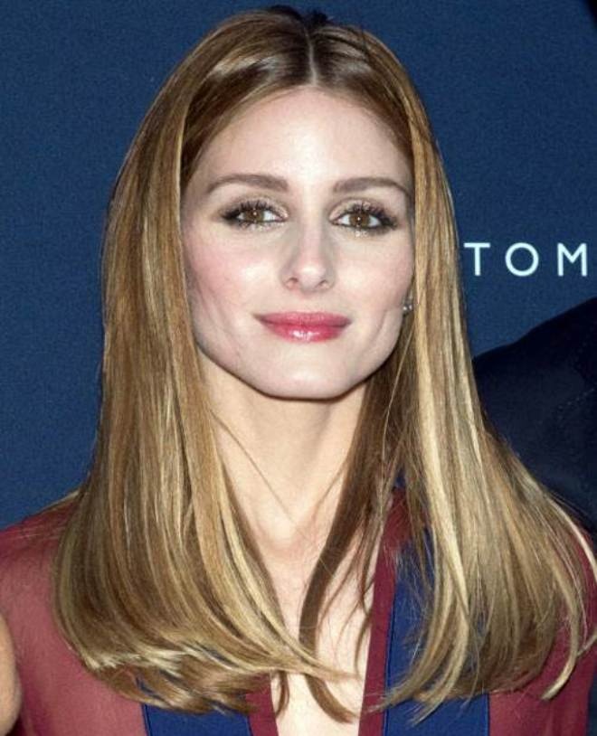 Olivia Palermo với mái tóc dài hơn và uốn cụp đuôi. Kiểu tóc này đang làm mưa làm gió ở Việt Nam năm nay.