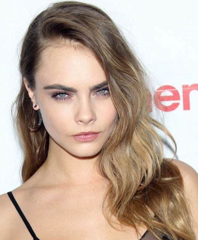 Siêu mẫu Cara Delevingne vẫn trung thành với tóc dài nhưng cô biến tấu bằng kiểu tóc kẹp lệch vai.