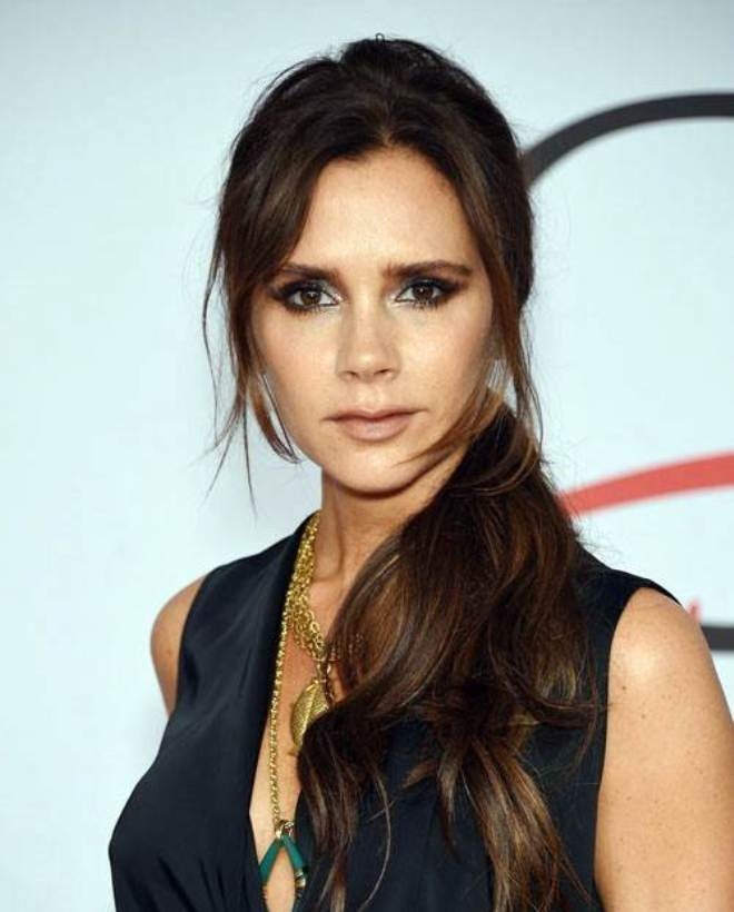 Victoria Beckham đơn giản với mái tóc buộc lệch.
