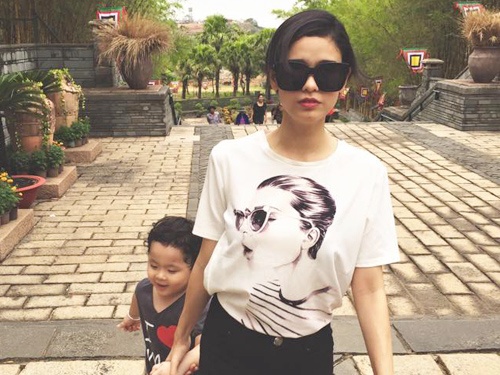 Mau ao thun trang 'cu mem' van me hoac sao Viet hinh anh