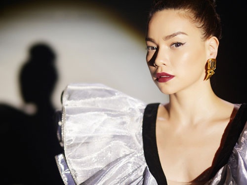 2. Lựa chọn son màu tối Khi bạn nhiều tuổi, đôi môi có xu hướng thu nhỏ lại, việc đó tương đồng với sử dụng một thỏi son tối màu, nó khiến môi trông kém đầy đặn và mờ nhạt. Các chuyên gia khẳng định tông màu son hồng phớt là giúp ăn gian tuổi nhất.