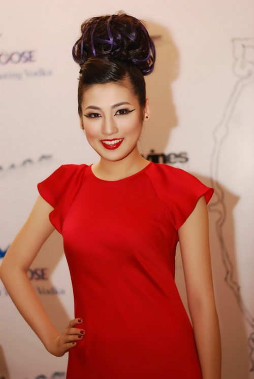 3. Kẻ viền mắt quá dày Kẻ viền mắt càng dày liệu có thực sự làm đôi mắt lớn hơn? Thực tế, đôi mắt bạn sẽ được to ra một cách kém tự nhiên, và khiến bạn trở nên già hơn tuổi rất nhiều. Thay vì kẻ một đường viền thật đậm, hãy cố gắng kẻ sát với viền mi nhất có thể và nên bắt đầu từ hốc mắt, hãy chắc chắn là viền mi mắt dưới và trên sẽ chạm vào nhau để đôi mắt to, rõ ràng hơn.